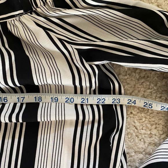 It Girl Black and White Off Shoulder Blouse NWT - Picture 9 of 9